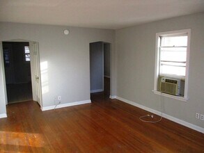 1106 E Washington St in Bloomington, IL - Building Photo - Building Photo