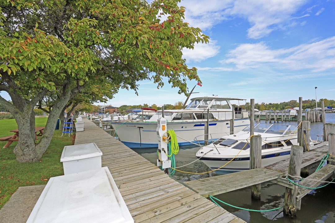 Harbor Club Apartments and Yacht Club in Harrison Township, MI - Foto de edificio