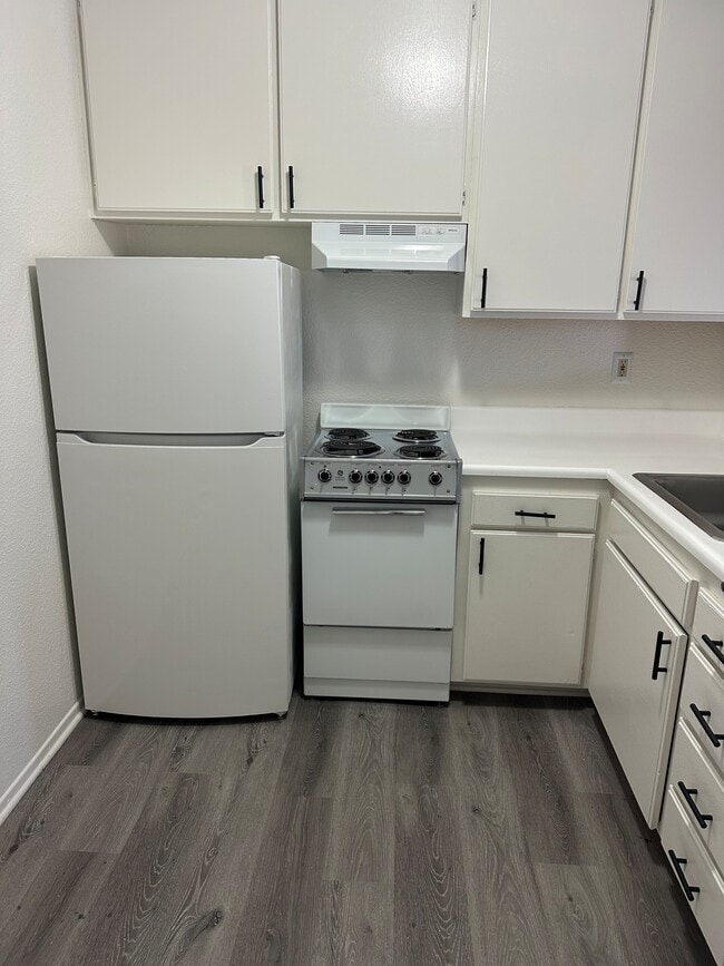 La Verne Senior Apartments in La Verne, CA - Foto de edificio - Building Photo