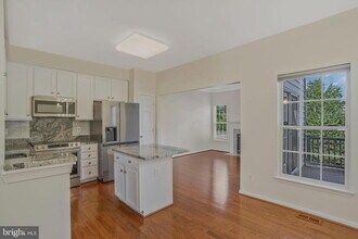 8034 Horseshoe Cottage Cir in Lorton, VA - Building Photo - Building Photo