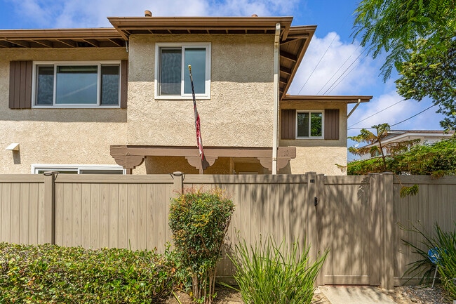 10341 Canoga Ave in Chatsworth, CA - Building Photo - Building Photo