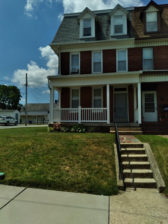 300 W Maple St in Dallastown, PA - Building Photo
