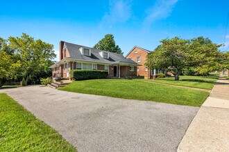 7116 Clayton Rd in Clayton, MO - Building Photo - Building Photo