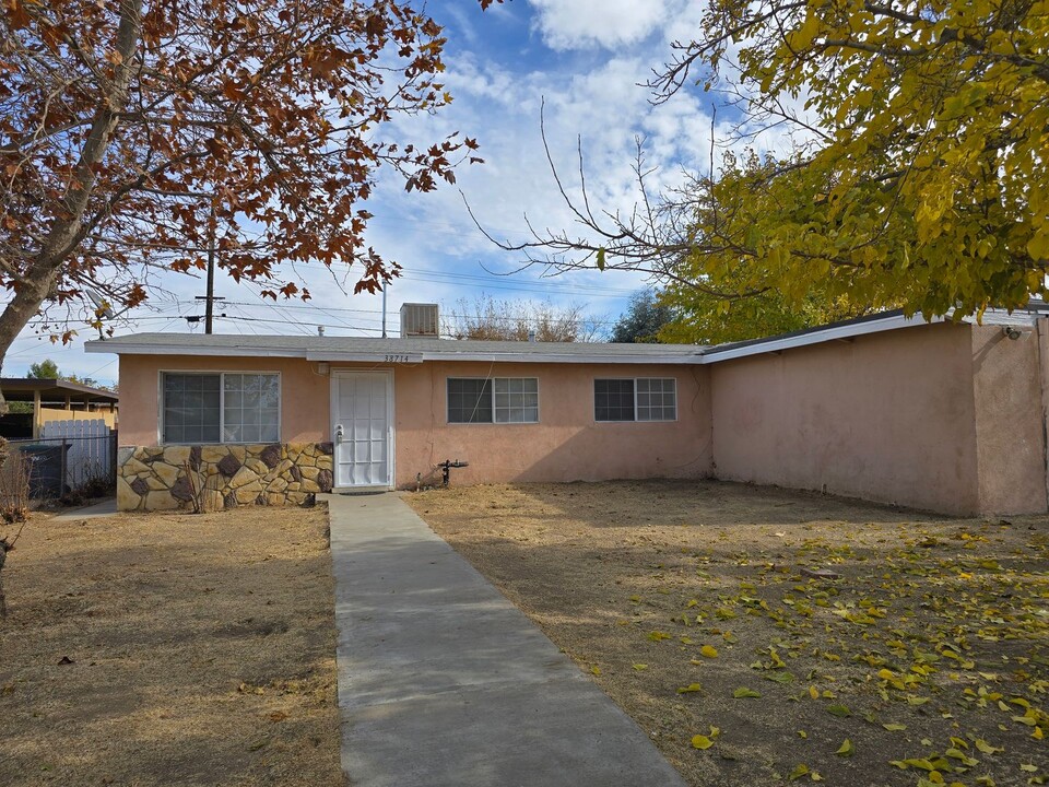 38714 3rd St E in Palmdale, CA - Building Photo