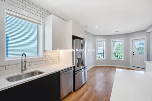 27 Linden St, Unit #3 in Boston, MA - Building Photo