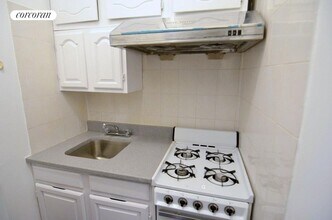 650 10th Ave in New York, NY - Building Photo - Building Photo
