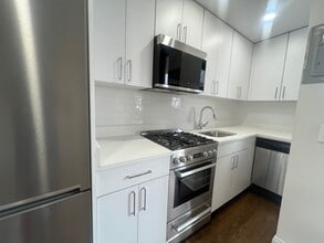165 E 35th St in New York, NY - Building Photo - Building Photo