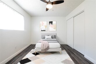 1050 Meadow Lake Dr, Unit 13 in Vista, CA - Building Photo - Building Photo