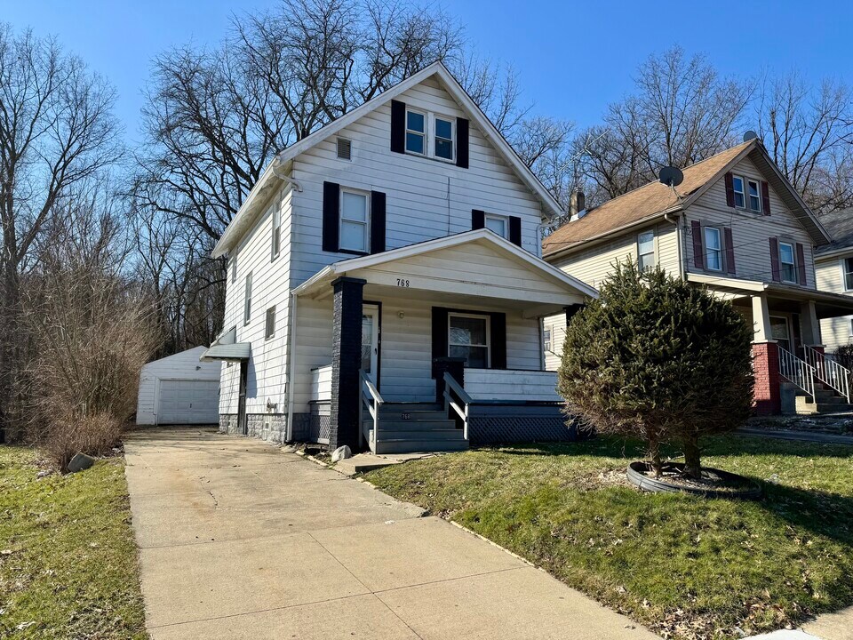 768 Bellevue Ave in Akron, OH - Building Photo