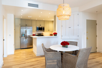 Plymouth Apartments in Los Angeles, CA - Building Photo - Interior Photo