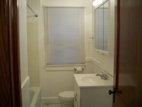 331 W Cedar St, Unit Apt 2 in Springfield, IL - Building Photo - Building Photo