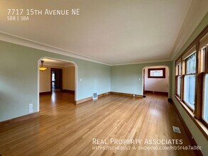 7717 15th Ave NE in Seattle, WA - Foto de edificio - Building Photo