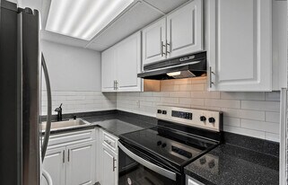 Splendid unit near the beach in St Pete Beach, FL - Building Photo