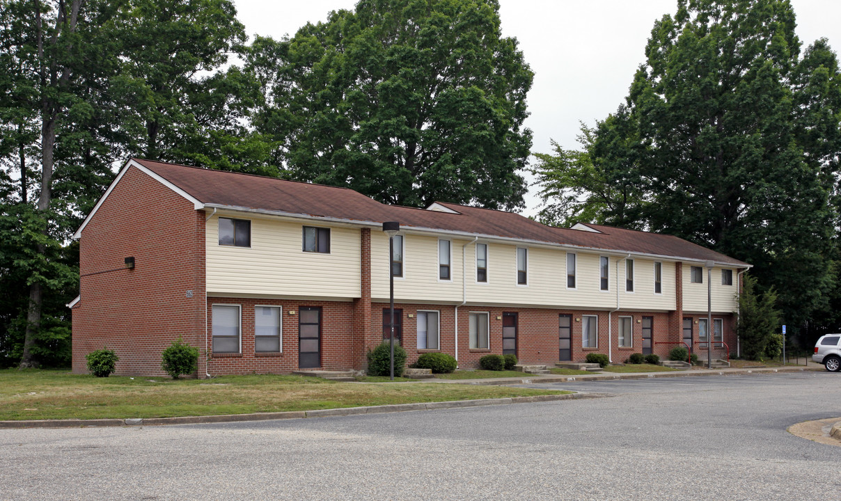 Oyster Point Apartments in Newport News, VA - Building Photo