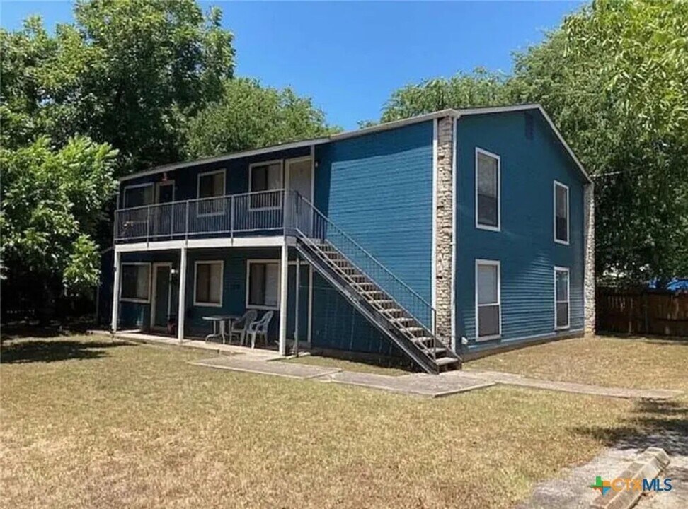 109 Smith Ln in San Marcos, TX - Foto de edificio