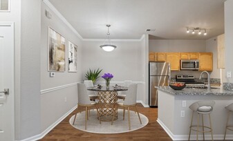 12863 Tradd St, Unit 12863 Tradd Street Apt 1C in Carmel, IN - Foto de edificio - Building Photo