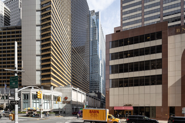 135 W 52nd St in New York, NY - Foto de edificio - Building Photo