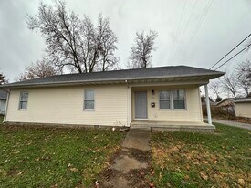 104 W Davis St in Danville, IL - Building Photo