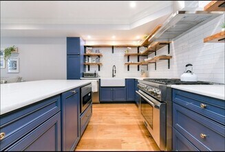 388 W 4th St, Unit 1 in Boston, MA - Building Photo - Building Photo