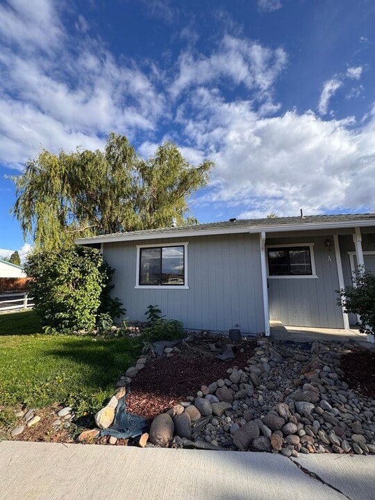 1371 Kimmerling Rd in Gardnerville, NV - Foto de edificio