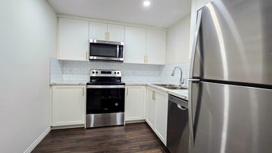 86 Creekside Mnr SW in Calgary, AB - Building Photo - Building Photo