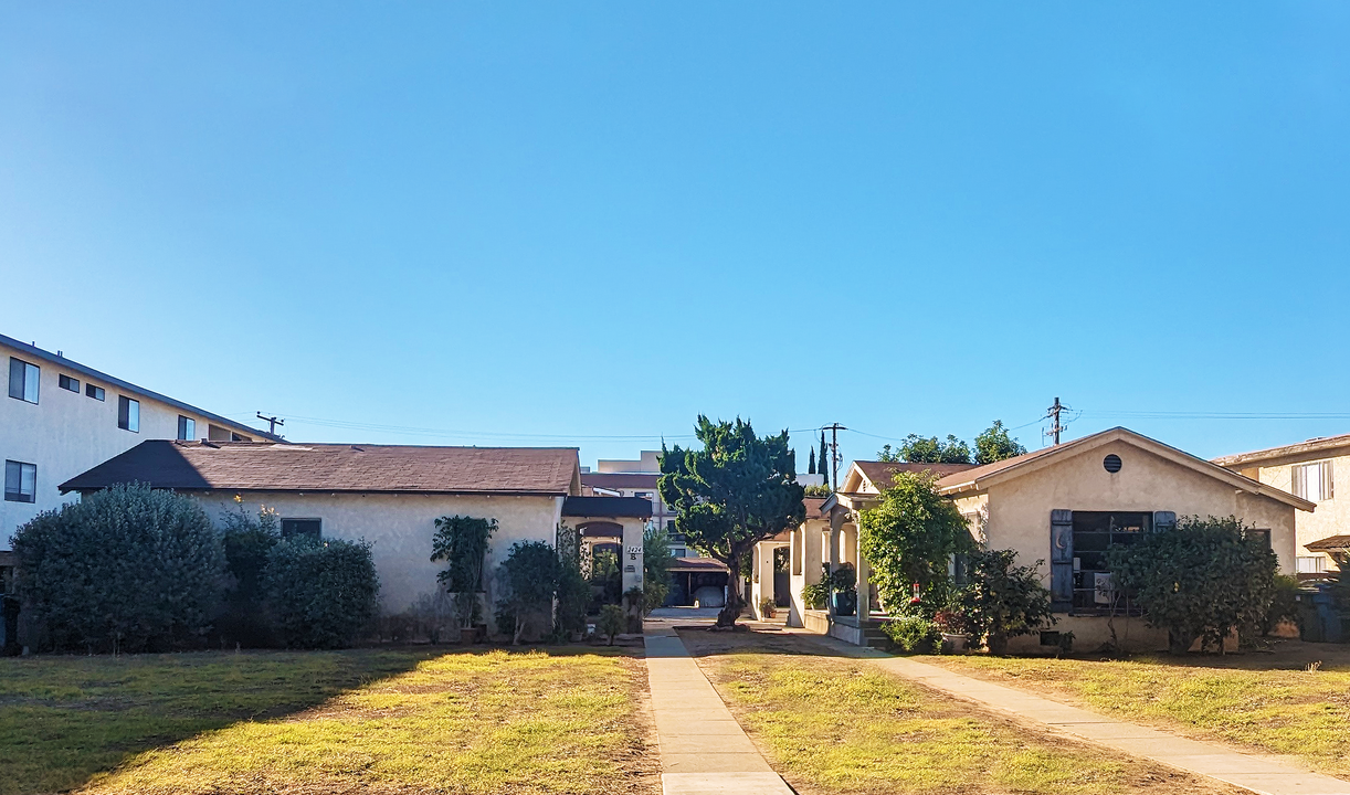 2424 W Grand Ave in Alhambra, CA - Building Photo