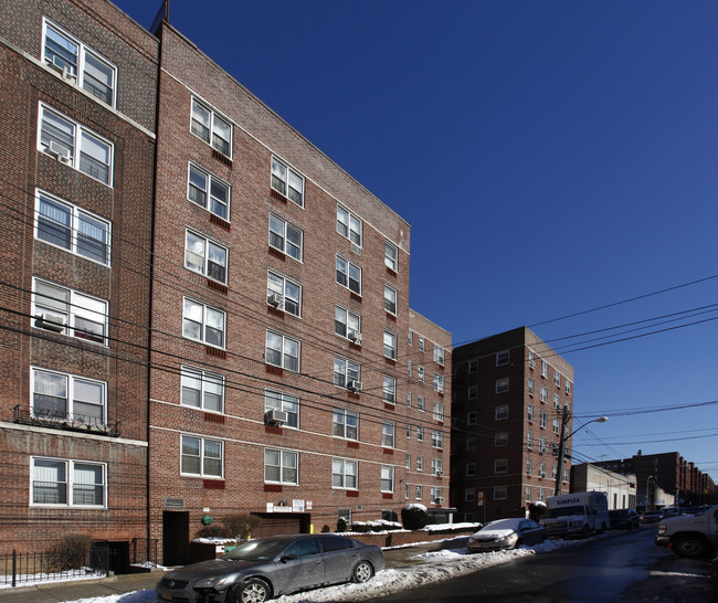 63-45 Saunders St in Rego Park, NY - Foto de edificio - Building Photo