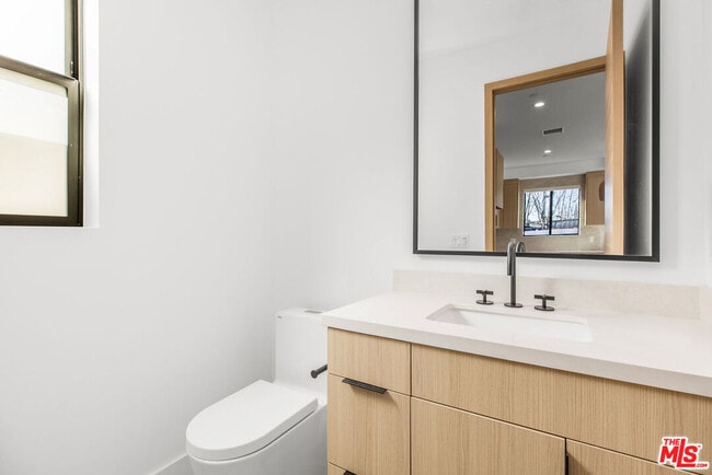 19535 Strathern St in Los Angeles, CA - Building Photo - Building Photo