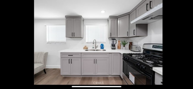 1044 W 84th Pl in Los Angeles, CA - Foto de edificio - Building Photo