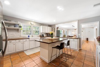 16 Payne Ave in Sag Harbor, NY - Building Photo - Building Photo