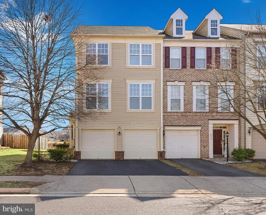 9211 Cascade Falls Dr in Bristow, VA - Building Photo