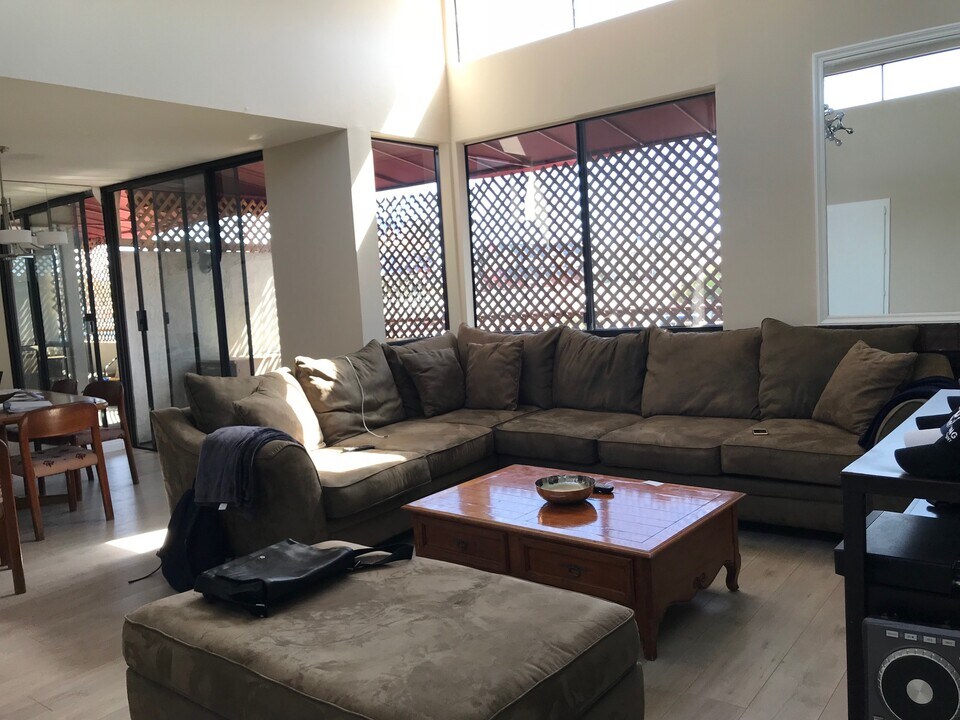 1815 Glendon Ave in Los Angeles, CA - Building Photo