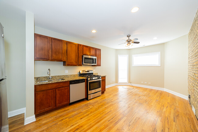 1642 W Greenleaf Ave in Chicago, IL - Building Photo - Building Photo