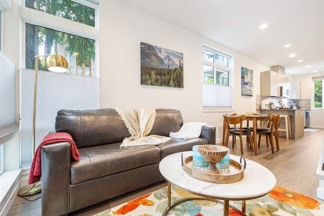 9417 Roosevelt Way NE in Seattle, WA - Building Photo