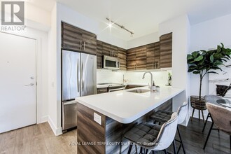 525-525 Adelaide St W in Toronto, ON - Building Photo - Building Photo