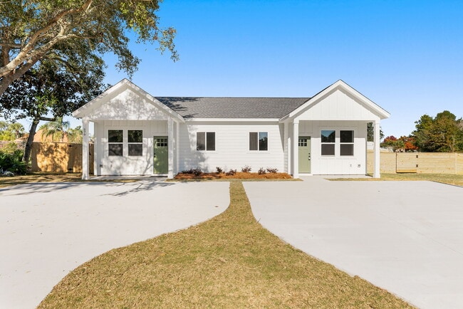 property at 579 Lagoon Oaks Dr