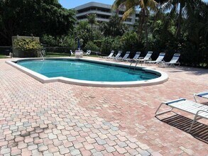 555 Banyan Tree Ln in Delray Beach, FL - Foto de edificio - Building Photo