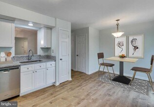 5808 Belcher Farm Dr in Centreville, VA - Building Photo - Building Photo