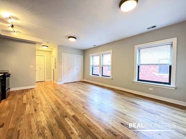 2203 W Eastwood Ave, Unit S in Chicago, IL - Foto de edificio - Building Photo