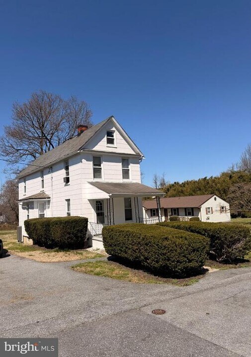 15 Wolf Ave in Reisterstown, MD - Building Photo