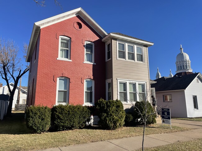 556 E 5th St, Unit 1 in Winona, MN - Building Photo - Building Photo