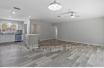 4545 Crescent Rd in Spring Hill, FL - Foto de edificio - Building Photo