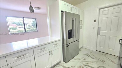 2440 SW 64th Ave in Miami, FL - Foto de edificio - Building Photo