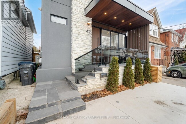 42 Warren Crescent in Toronto, ON - Building Photo - Building Photo