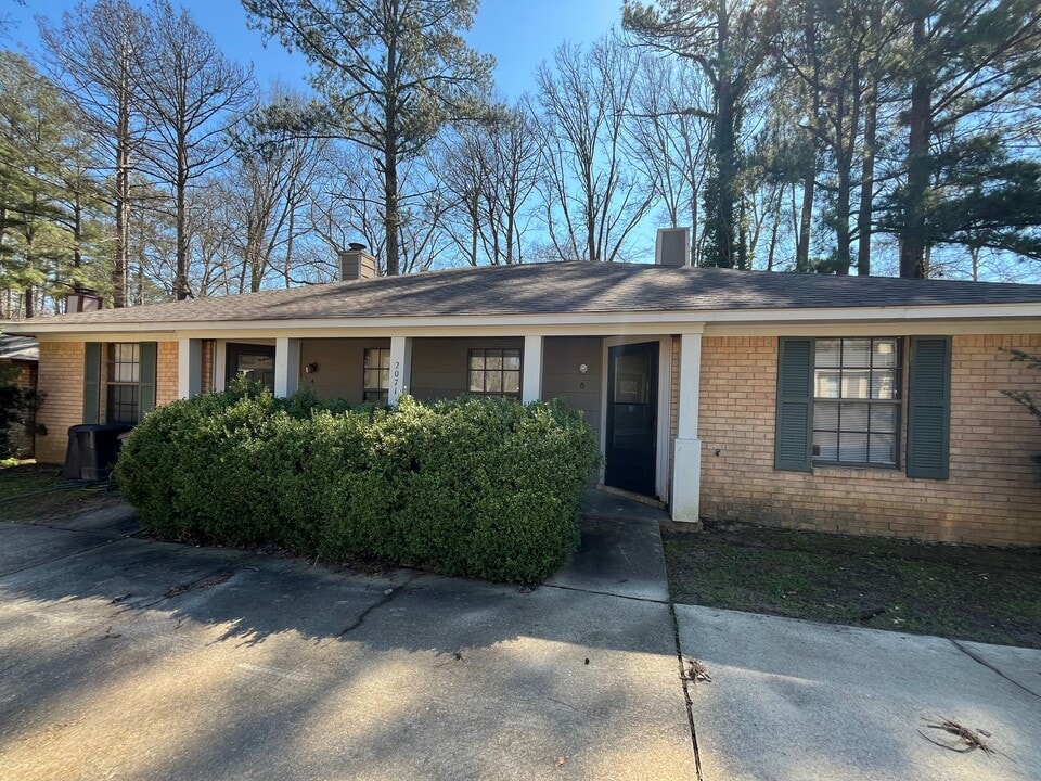 2071 Cooperwell Dr in Jackson, MS - Building Photo