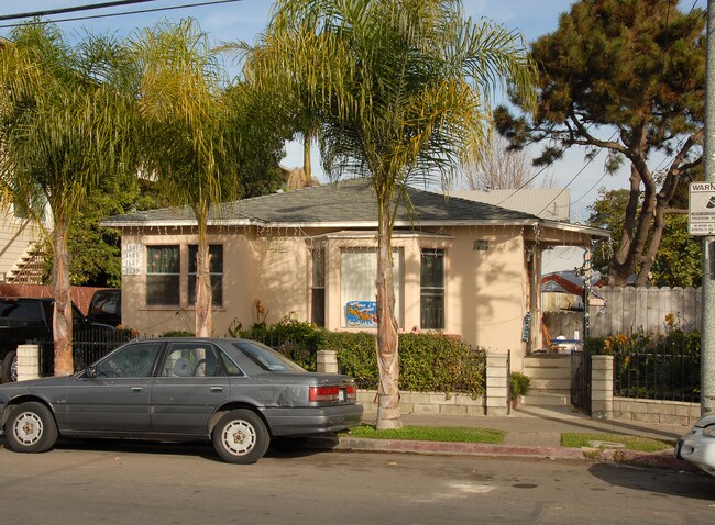 1639 E 5th St in Long Beach, CA - Foto de edificio - Building Photo