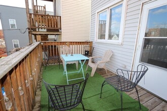 1927 N Sawyer Ave, Unit #2 in Chicago, IL - Foto de edificio - Building Photo