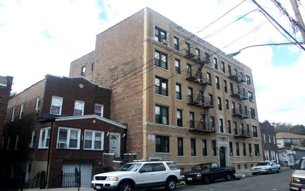 1921 Holland Ave in Bronx, NY - Foto de edificio