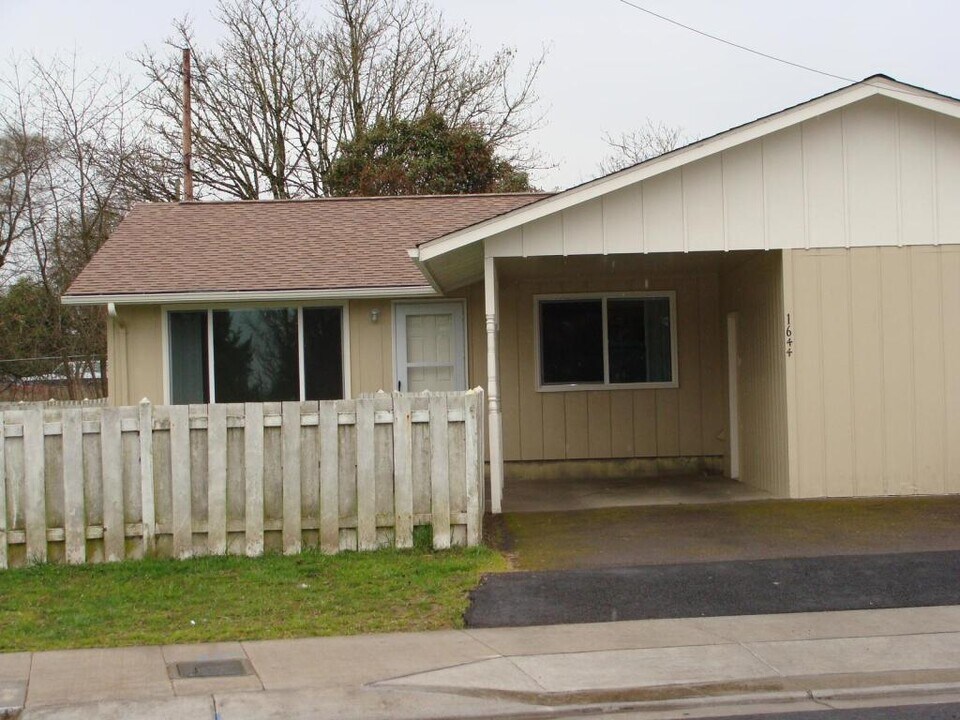 1644 Oak St SE in Albany, OR - Building Photo