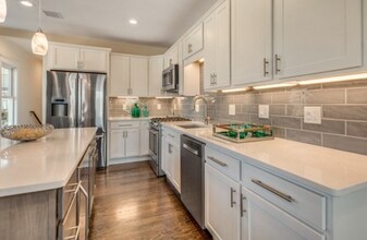 107 Warren St, Unit 107 in Medford, MA - Building Photo - Building Photo